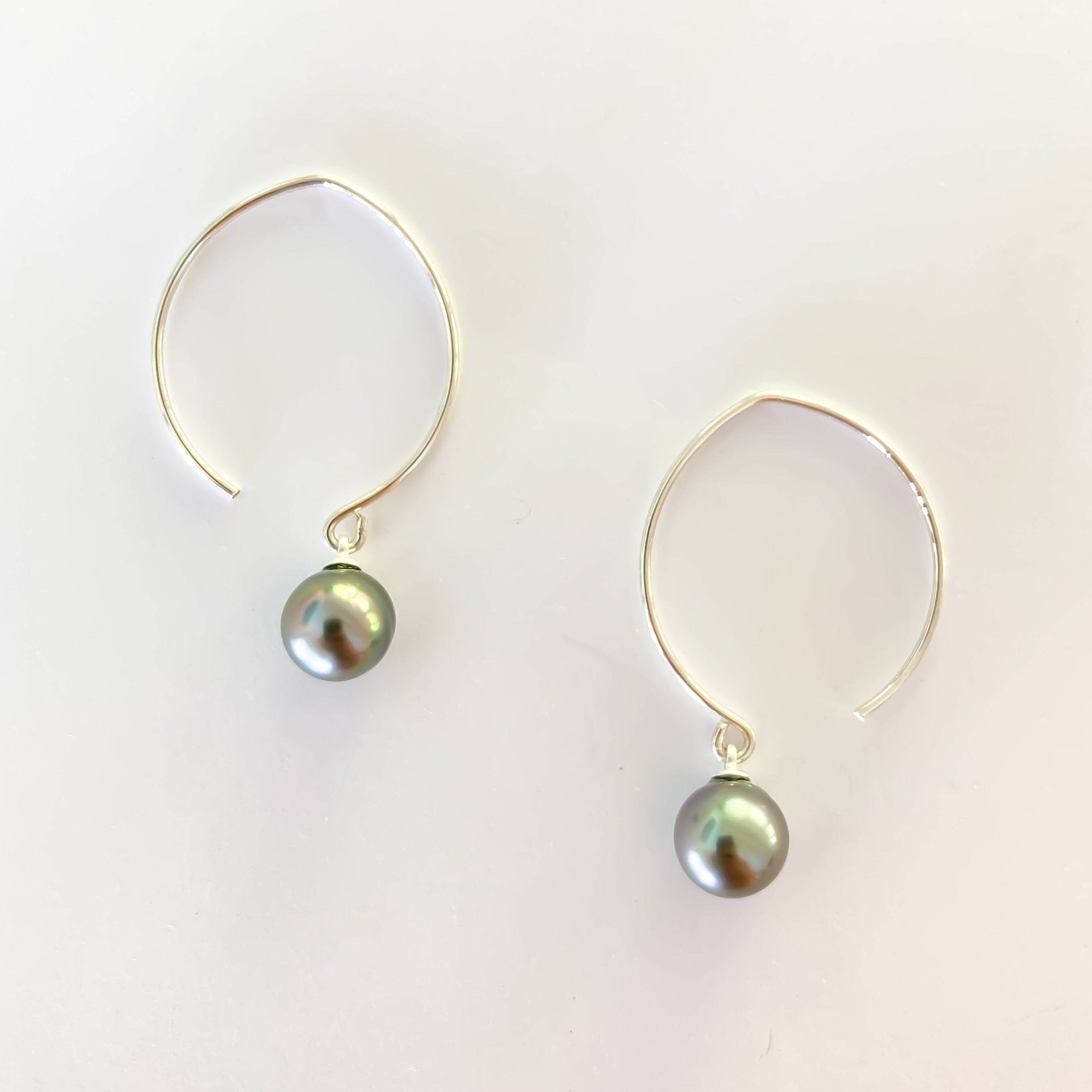 Pearl earrings store design